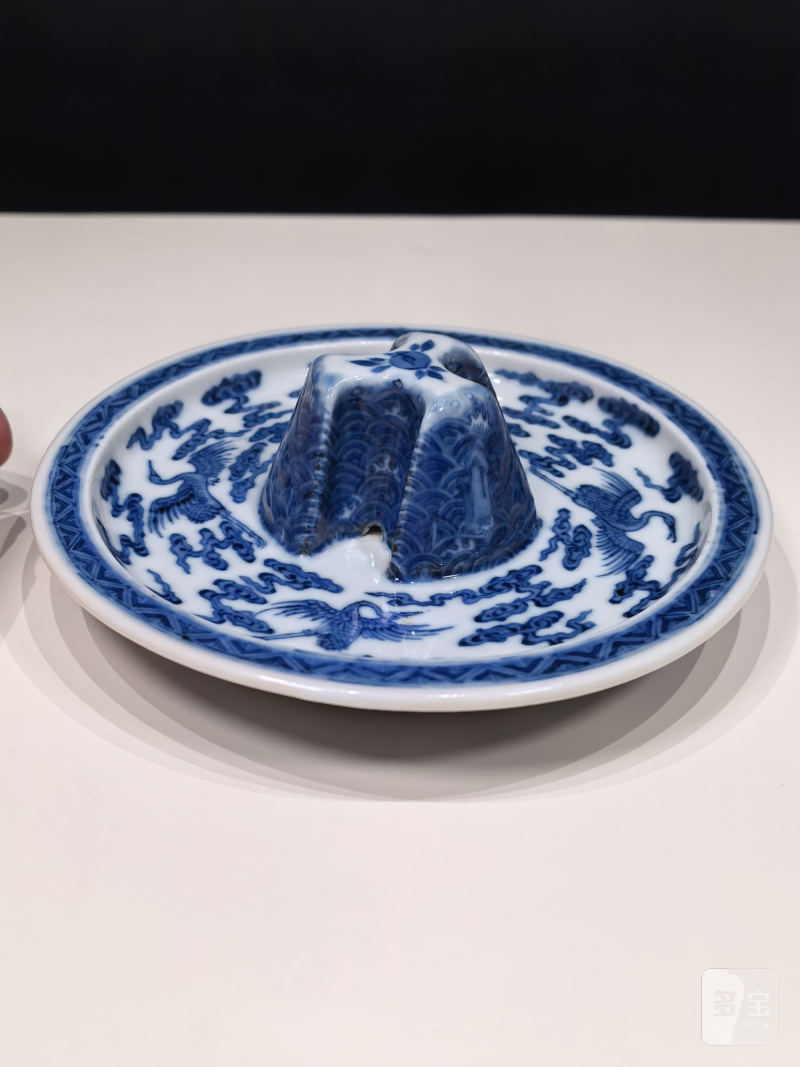 清乾隆 青花云鹤纹爵杯及江山一统爵盘一套 - 图18